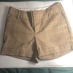 Light Beige Bermuda Shorts with Windowpane Pattern and Tailored Style